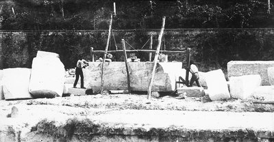 To maskiner til at kvadrere marmor på arbejde ved et stenbrud i Apuan Alperne, Toscana (s/h foto) af A. Corsini