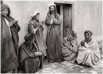 En mulla, der underviser i en bøn til en ung mand, Irak, 1925. af A. Kerim