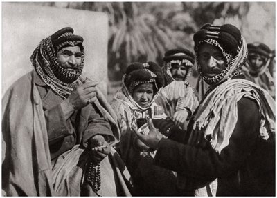 En sheik nyder den berømte arabiske kaffe, Irak, 1925 af A. Kerim