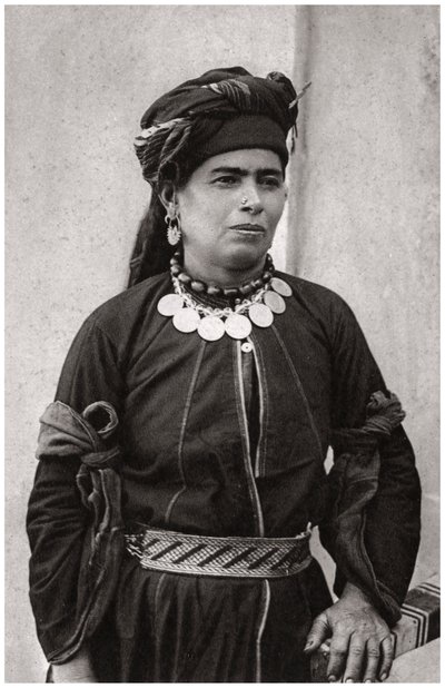 Kurdisk dame i sit bedste kostume, Irak, 1925 af A. Kerim