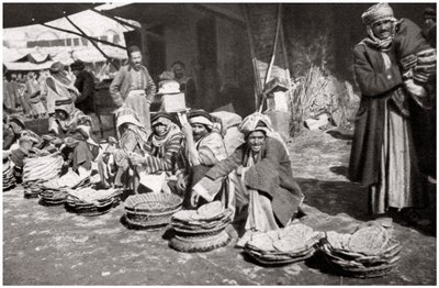 Suq El Khubur, et hjemmehørende brødmarked, Bagdad, Irak, 1925. af A. Kerim