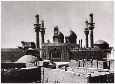 De gyldne kupler og minareter i al-Kadhimiya-moskeen, Bagdad, Irak, 1925 af A. Kerim