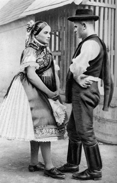 Et ungt slovakisk par, Ungarn, 1926. af A. W. Cutler