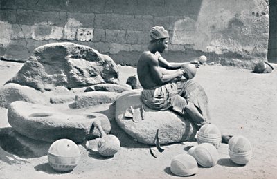 En Yoruba-mand, der graverer lerskåle og vandkrukker, Lagos bagland, det sydlige Nigeria, 1912 af A. W. Gelston