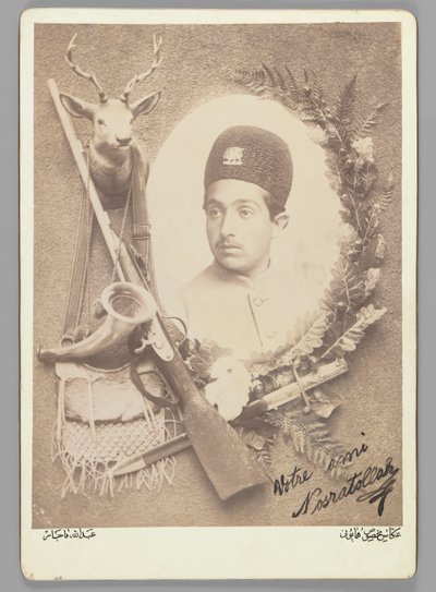 Officielt kongeligt portræt af prins Nosratollah, 1899 (foto af sølvalbummer) af Abdullah Qajar