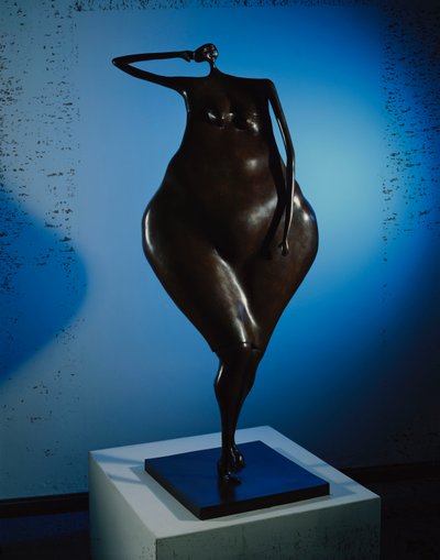 Venter i Pose (bronze med brun patina) af Abigail Varela