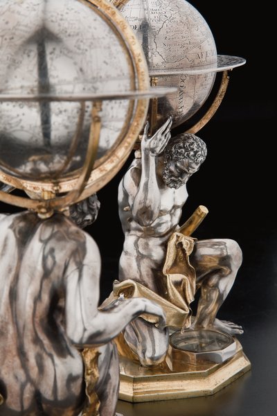To enestående jord- og himmelkloder, støttet af Hercules og Atlas, Augsburg af Abraham Drentwett