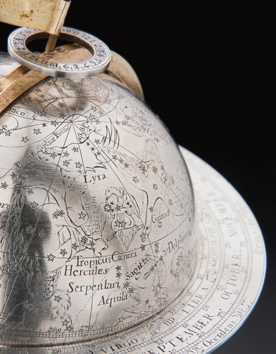 To enestående jord- og himmelkloder, støttet af Hercules og Atlas, Augsburg af Abraham Drentwett