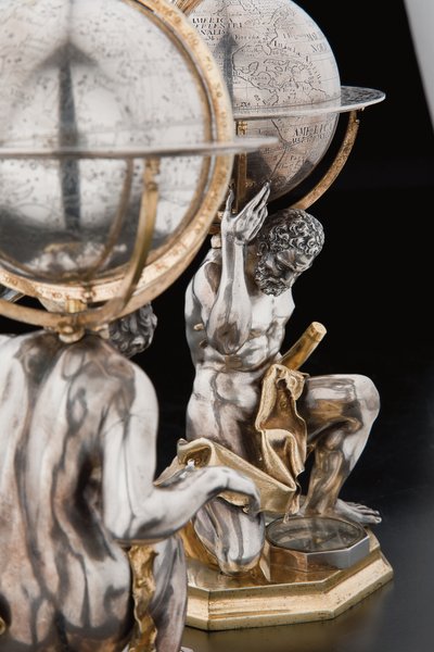 To enestående jord- og himmelkloder, støttet af Hercules og Atlas, Augsburg af Abraham Drentwett