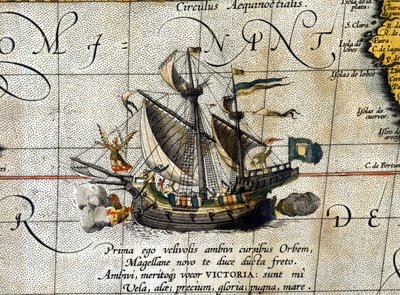 Magellans båd "" Victoria"", der sejlede gennem Stillehavet, repræsenteret i det hollandske atlas af Abrahm Ortelius (1580). af Abraham Ortelius