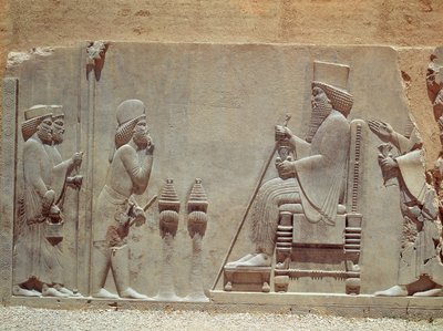 En medianofficer, der hylder kong Darius I fra statskassen, ca. 515 f.Kr. (kalksten) (se også 209288) af Achaemenid