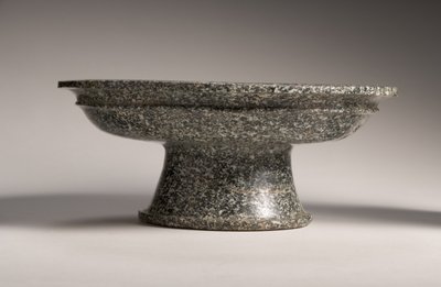 Skål med fod, tidligt 5. århundrede f.Kr. (granodiorit) (se også 247954) af Achaemenid