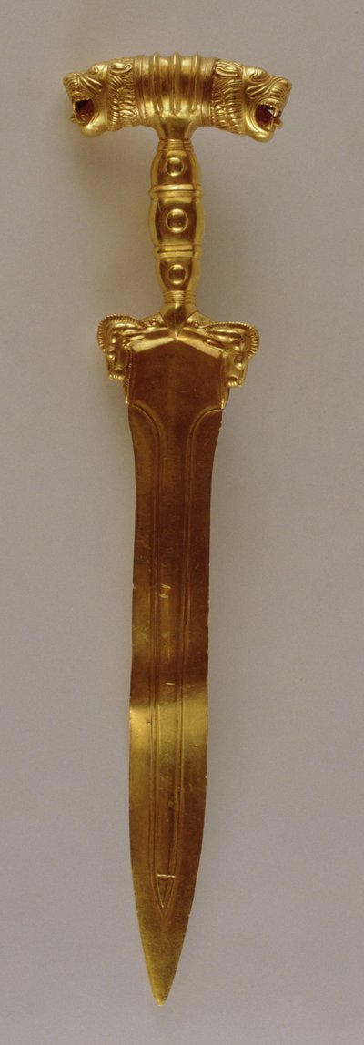 Sværd med dobbelt løvehovedsgrebsdekoration, fra Hamadan, Iran (guld) af Achaemenid