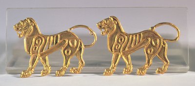 To løvesekvenser, som blev syet på ceremonielle klæder, fra Hamadan, ca. 5.-4. århundrede f.Kr. (guld) af Achaemenid