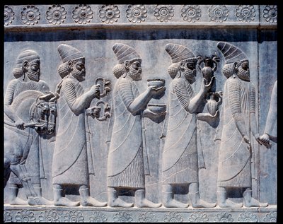 Udsigt over relieffer af østtrapper: Assyriske ambassadører bringer tilbud og gaver af Achaemenid