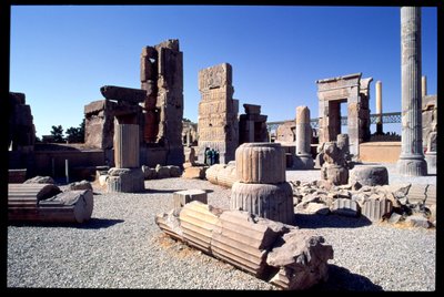 Udsigt over den vestlige indgang til Hundredsøjlesalen af Achaemenid