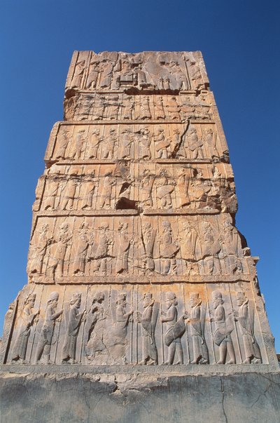 Vestlig indgang til hundertsøjlesalen, med en række af dignitarer, der støtter kongen øverst af Achaemenid