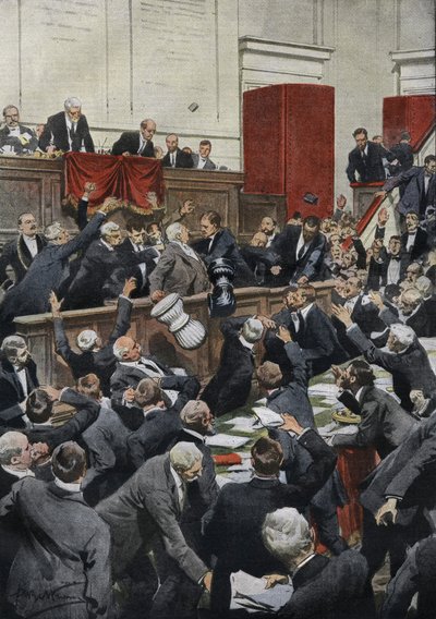 Et stormfuldt møde i det italienske deputeretkammer under en budgetdebat. MP Chiesa suspenderer afstemningen ved at kaste stemmeboksen. “La Domenica del Corriere” af Achille Beltrame