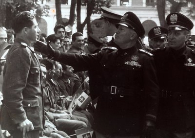Mussolini hylder en soldat (s/h-billede) af Achille Villani