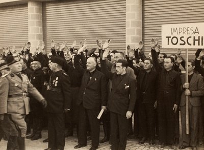 Byggearbejderne fra firmaet Mauro Toschi fu Ulisse hylder hertugen Benito Mussolini under indvielsen af bygningerne i Royal Airport "Fausto Fish" i Bologna, 24/10/1936 (s/h foto) af Achille Villani
