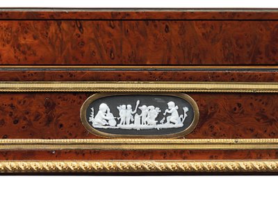 Sen Louis XVI ormolu og cameo-monteret burr taks træ og mahogni bord travailleuse (ormolu, taks og mahogni) af Adam Weisweiler