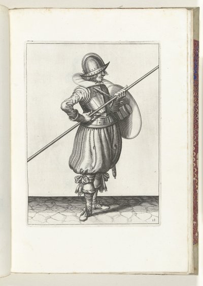 Skjold- og piggeøvelsen: Soldaten flytter piggen til trækposition på to gange, første bevægelse (nr. 13), 1618 Nassausche Wapen-Handelinge, van Schilt, Spies, Rappier and the Targe: beyde figuerlick afbildet, ende indrammet efter den nye af Adam van Breen