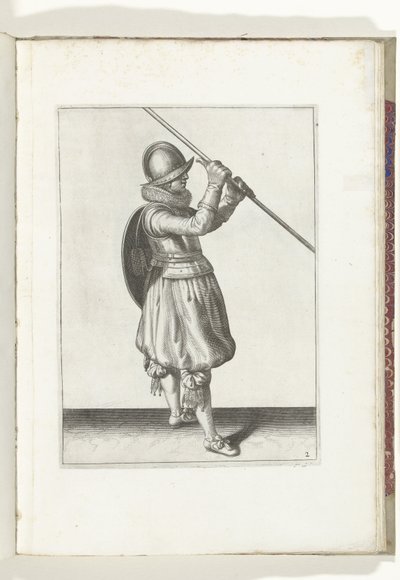 Skjold- og piggeøvelsen: Soldaten med piggen vinklet i begge hænder og skjoldet på ryggen (nr. 2), 1618 Nassausche Wapen-Handelinge, van Schilt, Spies, Rappier and the Targe: beyde figuerlick afbildet, og indrammet efter den nye orden [va af Adam van Breen