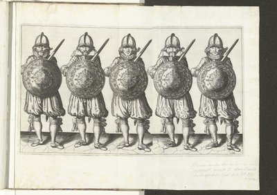 Skjold- og piggeøvelsen: Fem soldater, der står side om side på linje med griberen i højre hånd og skjoldet foran kisten (nr. 32), 1618 Nassausche Wapen-Handelinge, van Schilt, Spies, Rappier andde Targe: beyde figuerlick afbildet af Adam van Breen