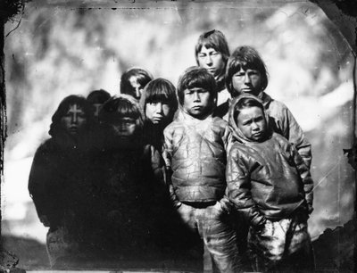 Gruppeportræt af inuitdrenge af Admiral Edward Augustus Inglefield