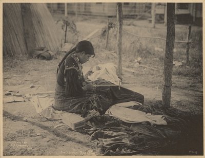 [Kvinde fra Meskwaki-nationen i færd med perlearbejde].
 af Adolph F. Muhr