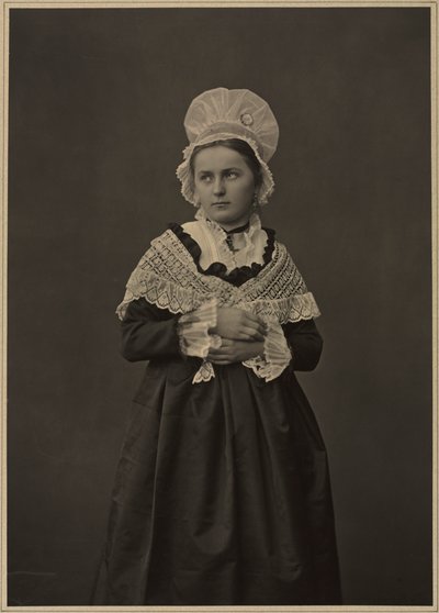 Kvinde i Lorraine-kjole af Adolphe Braun