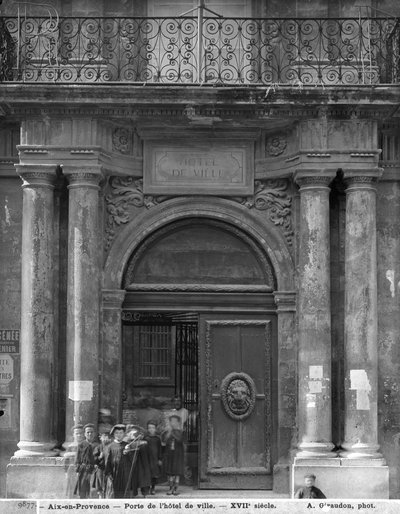 En gruppe skoledrenge forlader Hotel de Ville, ca. 1890-99 af Adolphe Giraudon