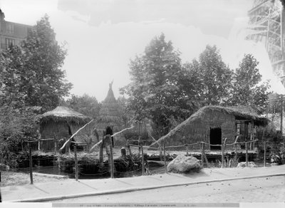 Landsby ved søen ved verdensudstillingen i 1889 i Paris, arkitekt Charles Garnier (1825-98) (bw foto) af Adolphe Giraudon