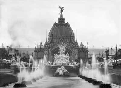 Udsigt over Central Dome og Fountain Coutan, Universal Exhibition, Paris, 1889 af Adolphe Giraudon