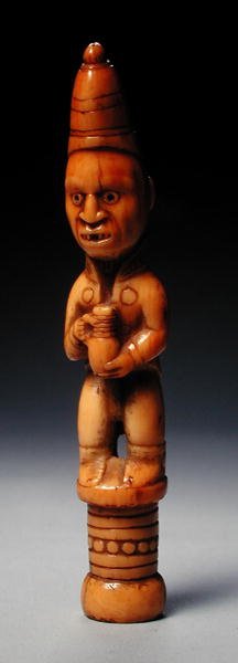 Figur i europæisk kjole med en tysk stentøjskande, Congo, tidligt i det 19. århundrede (elfenben) af African
