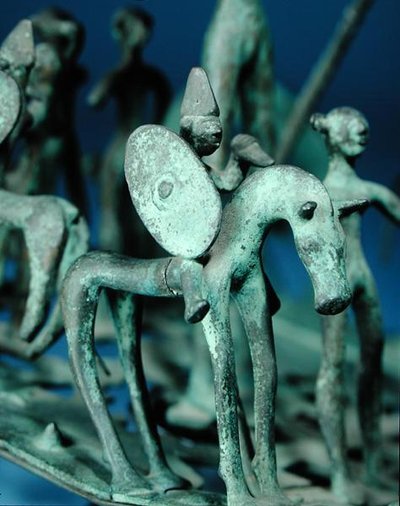 Kopi af en hest og rytter på en ceremoniel bronzeskulptur fra Strettweg, Østrig (bronze) af Age Iron