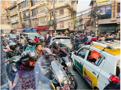Trafik i Kathmandu, 2023 (digital kunst på fotografi) af Agnes Girardon