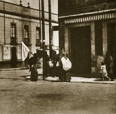 Kvinder går i gaderne i ly af et hvidt flag under "La decena tragica" i Mexico City, februar 1913 af Agustin Victor Casasola