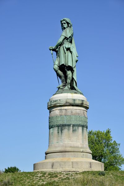 Kolossal statue af Vercingetorix (72-46 f.Kr.), gallisk leder - Skulptur af Millet Aime (1819-1891) 6,60 m høj erige i 1865 på den vestlige del af Mont Auxois (base 7 m høj af Viollet Le Duc) Alise Sainte Reine 1865 af Aime Millet