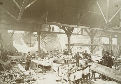 Mænd i et værksted, der hamrer plader af kobber til konstruktionen af Frihedsgudinden, 1883 af Albert Fernique