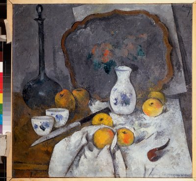 Stilleben med en karaffel og en pibe (sammensætning med også æbler på klæde, kniv og bakke) - Stilleben med en karaffel og en pibe - Værk af Alexander Vasilyevich Shevchenko (Alexandre Chevtchenko) (1883-1948), olie på pap af Aleksandr Vasilievich Shevchenko