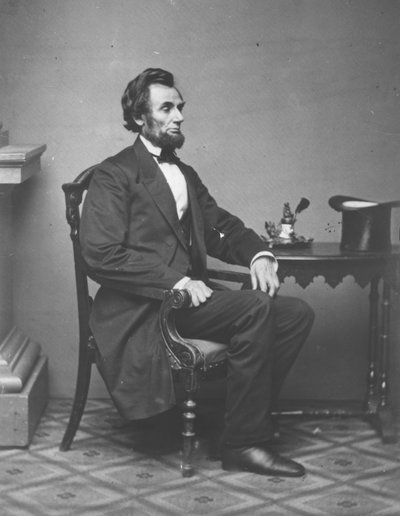 Abraham Lincoln, fuldlængde portræt, siddende, 1861 af Alexander Gardner