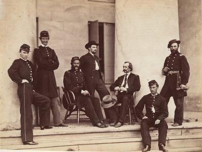 Brigadegeneral Gustavus A. DeRussy og staben på trapperne til Arlington House, Arlington..., maj 1864. af Alexander Gardner