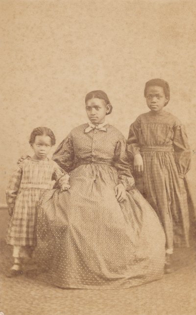 Carte-de-visite af en ung kvinde og to børn, 1864 - 1866. af Alexander Gardner