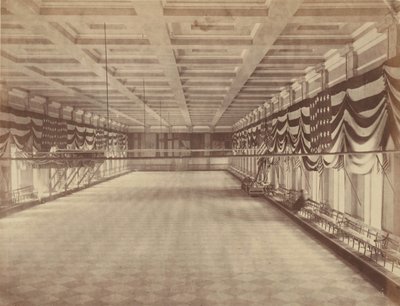 [Indvendig visning af balsalen til Lincolns anden indvielsesbal], marts 1865. af Alexander Gardner