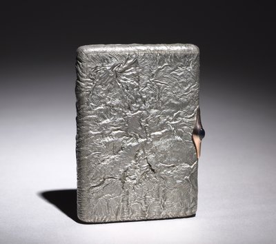 Cigaretæske, efter 1896 (sølv, cabochon safir monteret i guld) af Alexander Karpov