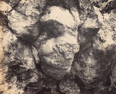 Gigantisk hoved skåret ud i den faste klippe, for nylig opdaget nær Smyrna ved indgangen til en hule,1866 (foto) af Alexander Sandor Svoboda