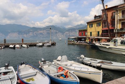 havnen i Malcesine af Alexandra Joseph
