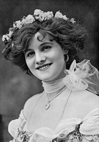 Frøken Gertie Millar 1879-1952, skuespillerinde, 1902-1903. af Alfred Ellis and Walery