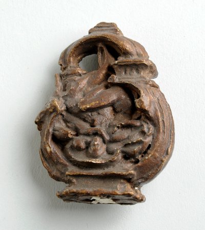 Maquette til en nøglebue med en amor, der hvisker til en siddende pige: tre skitser til den centrale gruppe (gips) af Alfred Gilbert